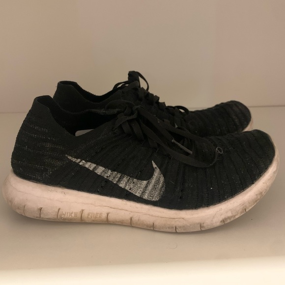 Woman’s Nike fly knit lightweight running shoes - Picture 3 of 3
